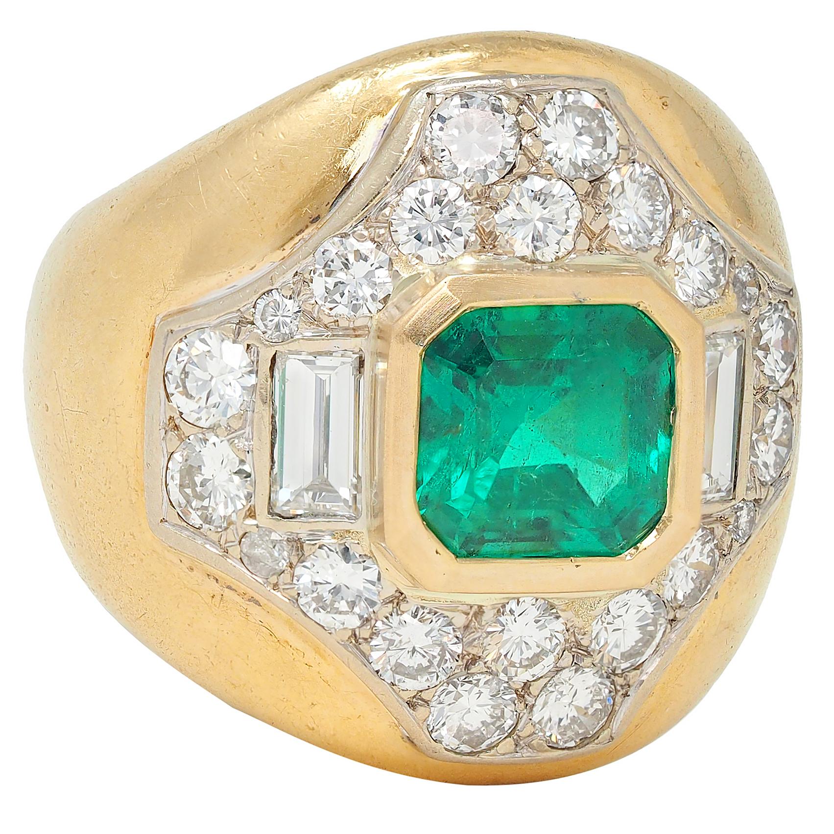 French 1960's Colombian Emerald Diamond 18 Karat Yellow Gold Vintage Bombé Ring