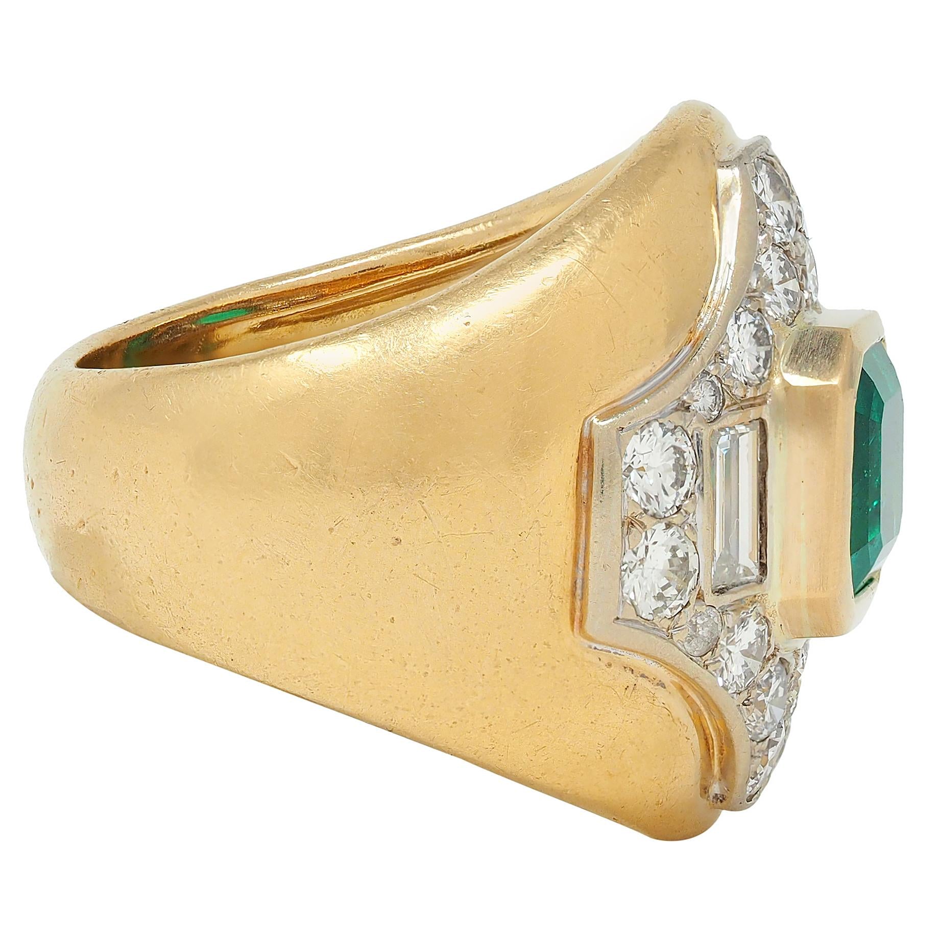 French 1960's Colombian Emerald Diamond 18 Karat Yellow Gold Vintage Bombé Ring