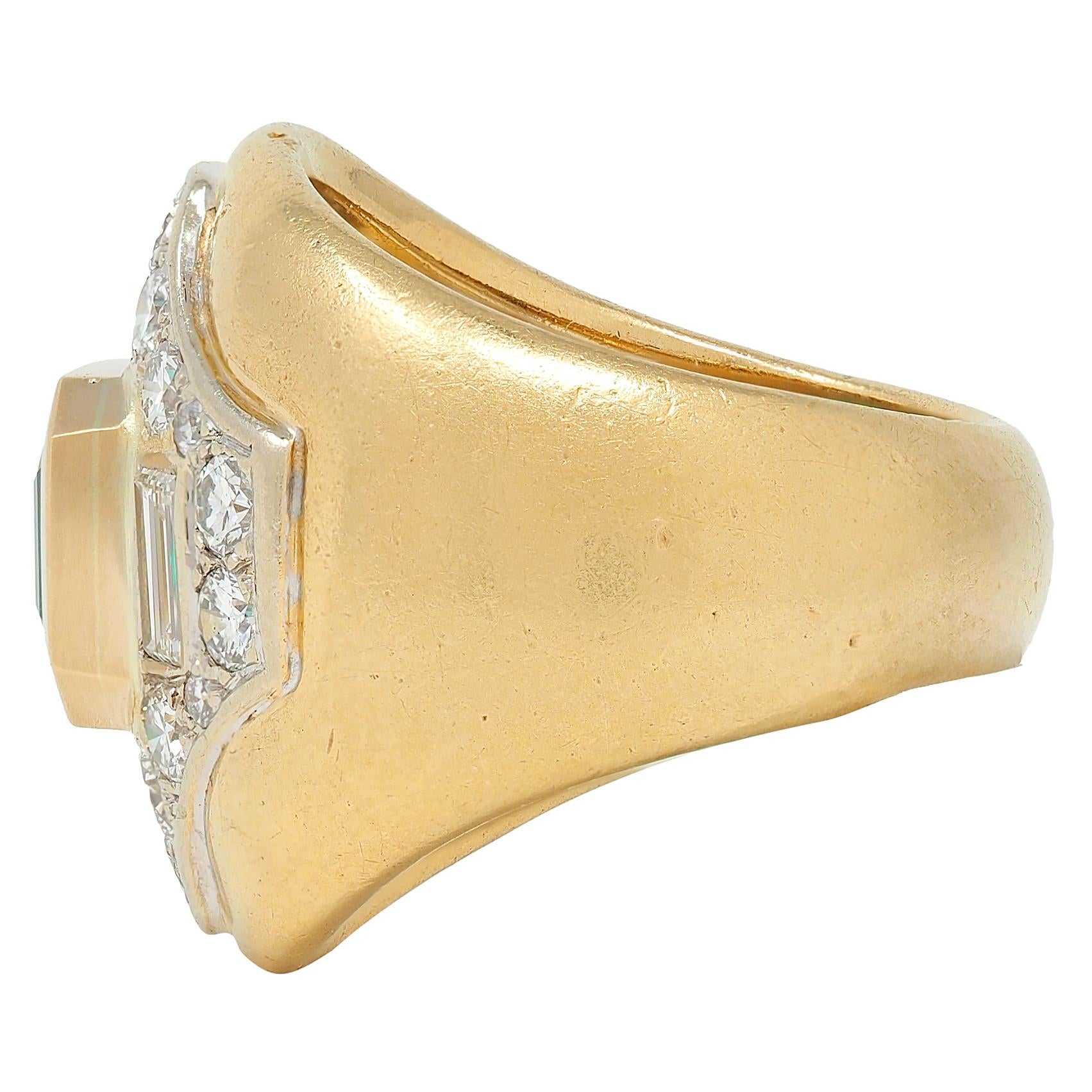 French 1960's Colombian Emerald Diamond 18 Karat Yellow Gold Vintage Bombé Ring