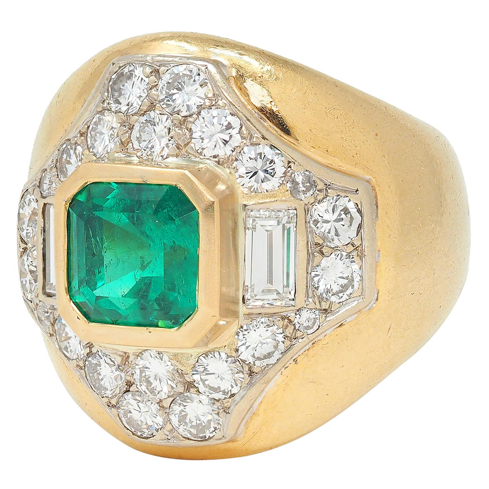 French 1960's Colombian Emerald Diamond 18 Karat Yellow Gold Vintage Bombé Ring
