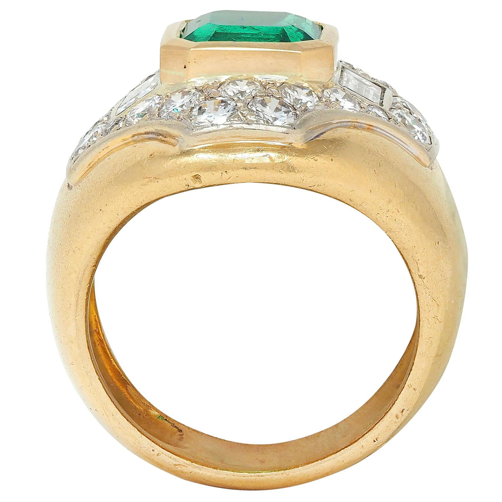 French 1960's Colombian Emerald Diamond 18 Karat Yellow Gold Vintage Bombé Ring