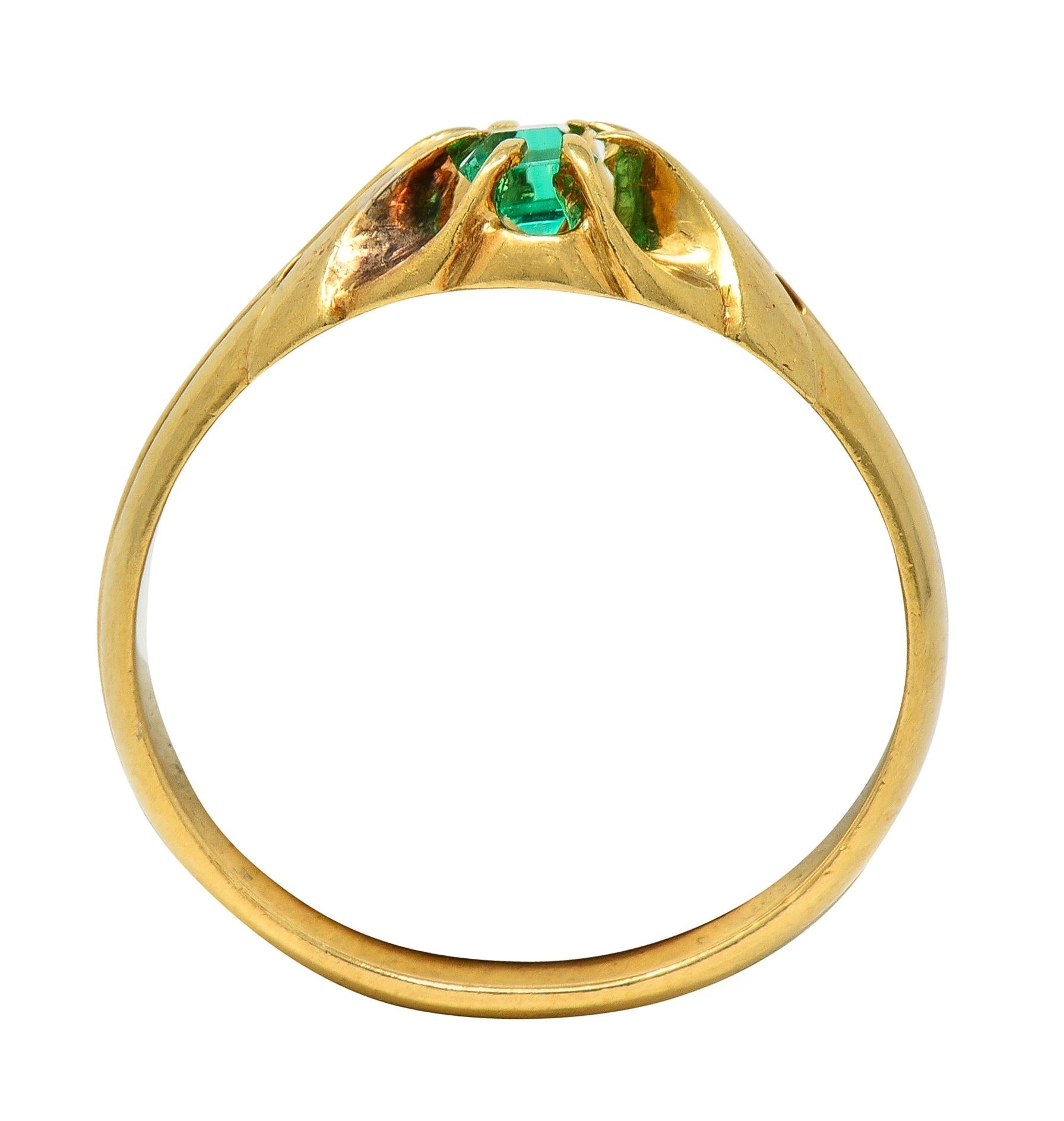 Victorian Emerald 18 Karat Yellow Gold Antique Belcher Ring