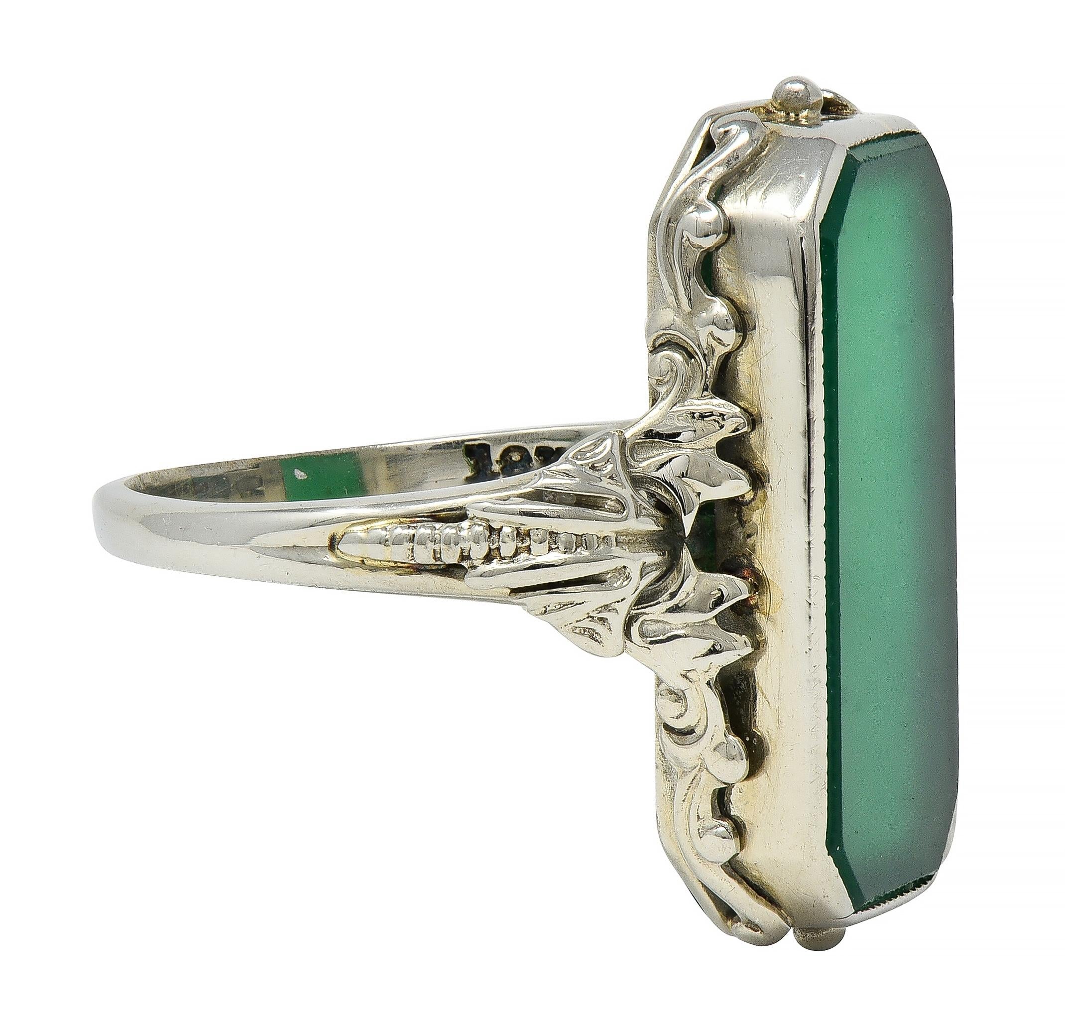 Art Deco Chrysoprase 18 Karat White Gold Vintage Signet Ring