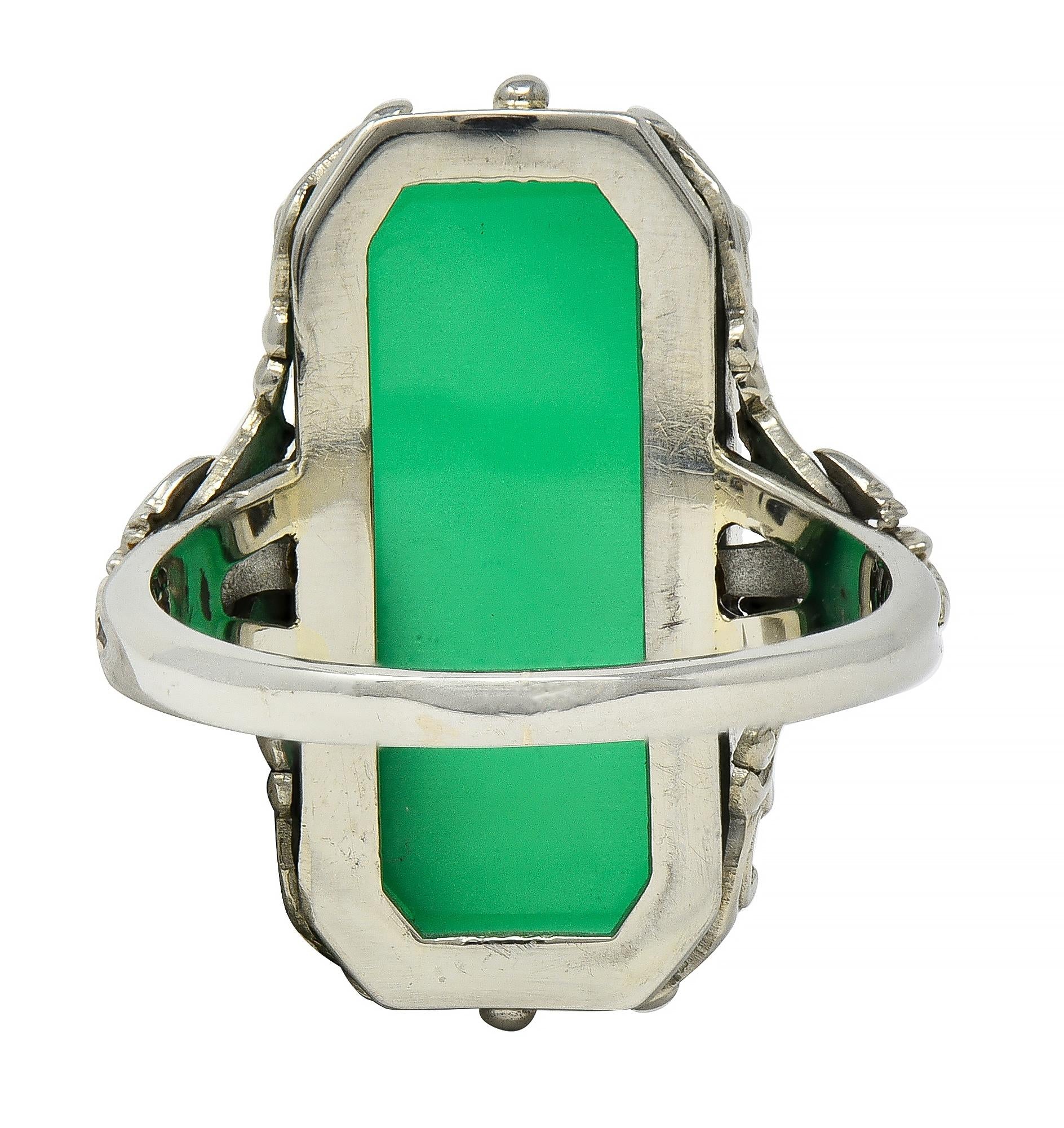 Art Deco Chrysoprase 18 Karat White Gold Vintage Signet Ring