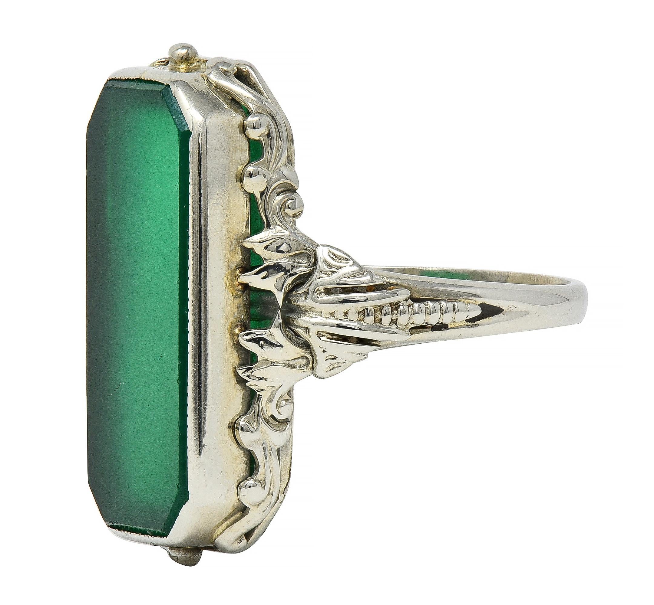 Art Deco Chrysoprase 18 Karat White Gold Vintage Signet Ring
