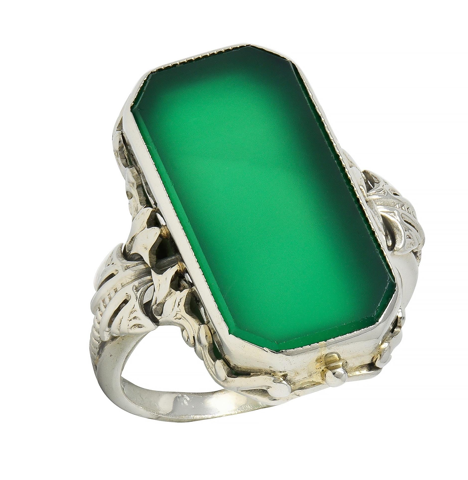 Art Deco Chrysoprase 18 Karat White Gold Vintage Signet Ring