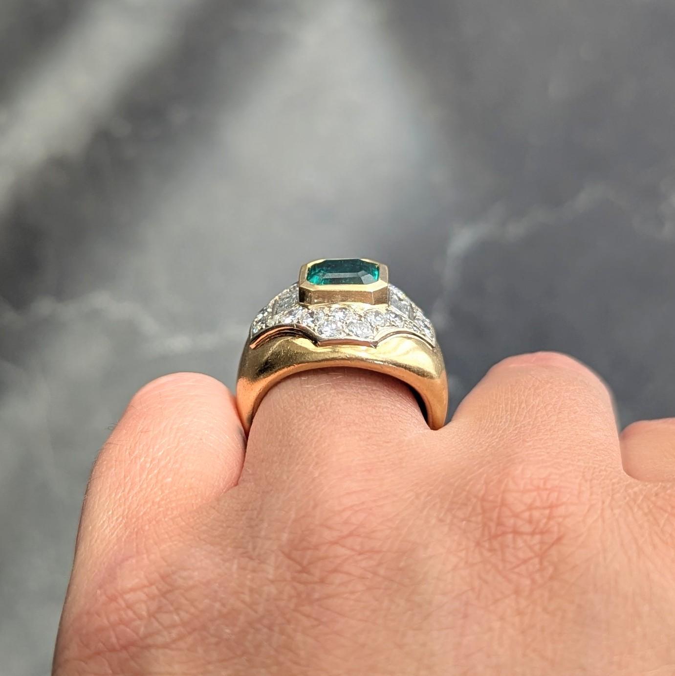 French 1960's Colombian Emerald Diamond 18 Karat Yellow Gold Vintage Bombé Ring