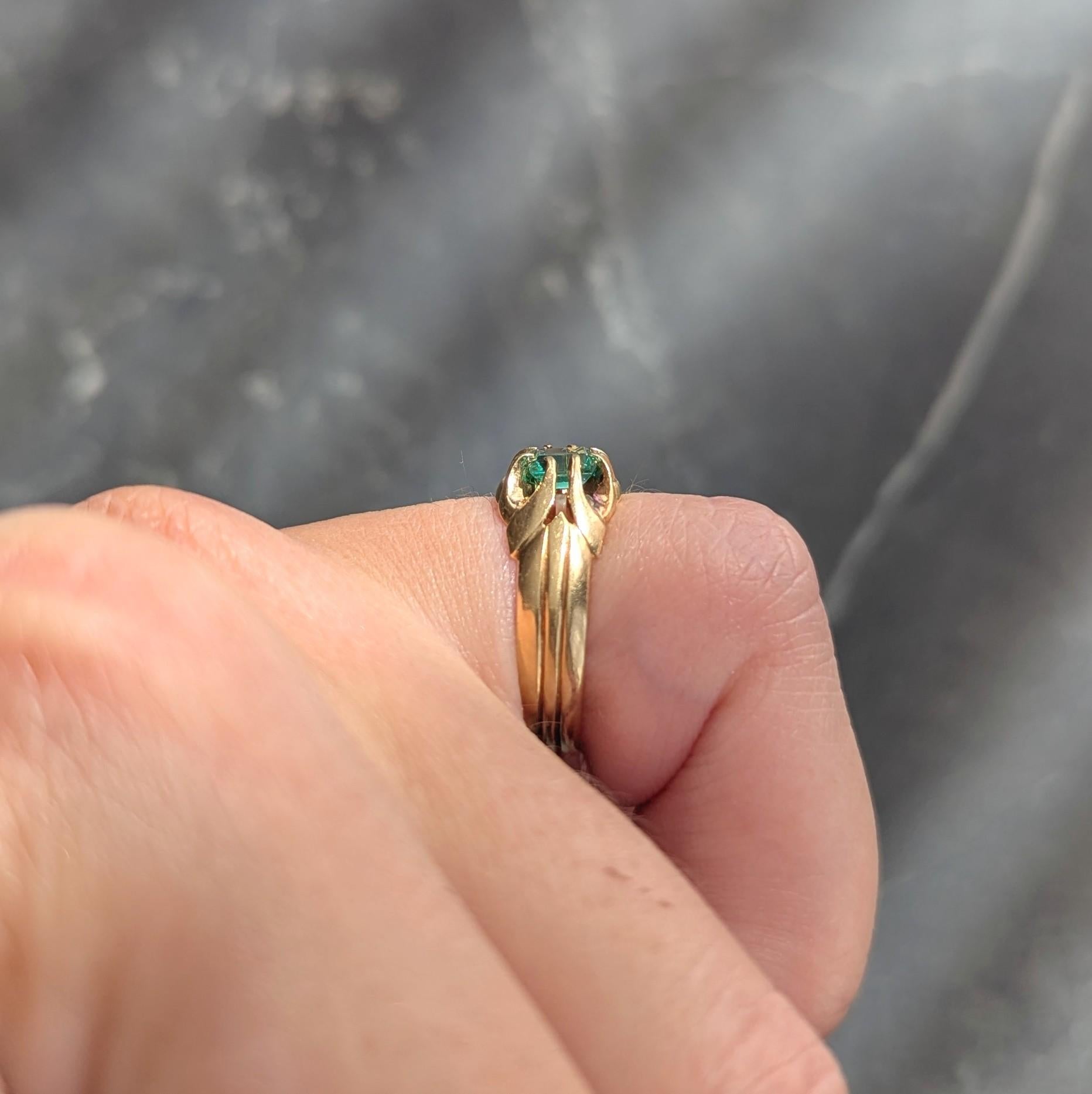 Victorian Emerald 18 Karat Yellow Gold Antique Belcher Ring