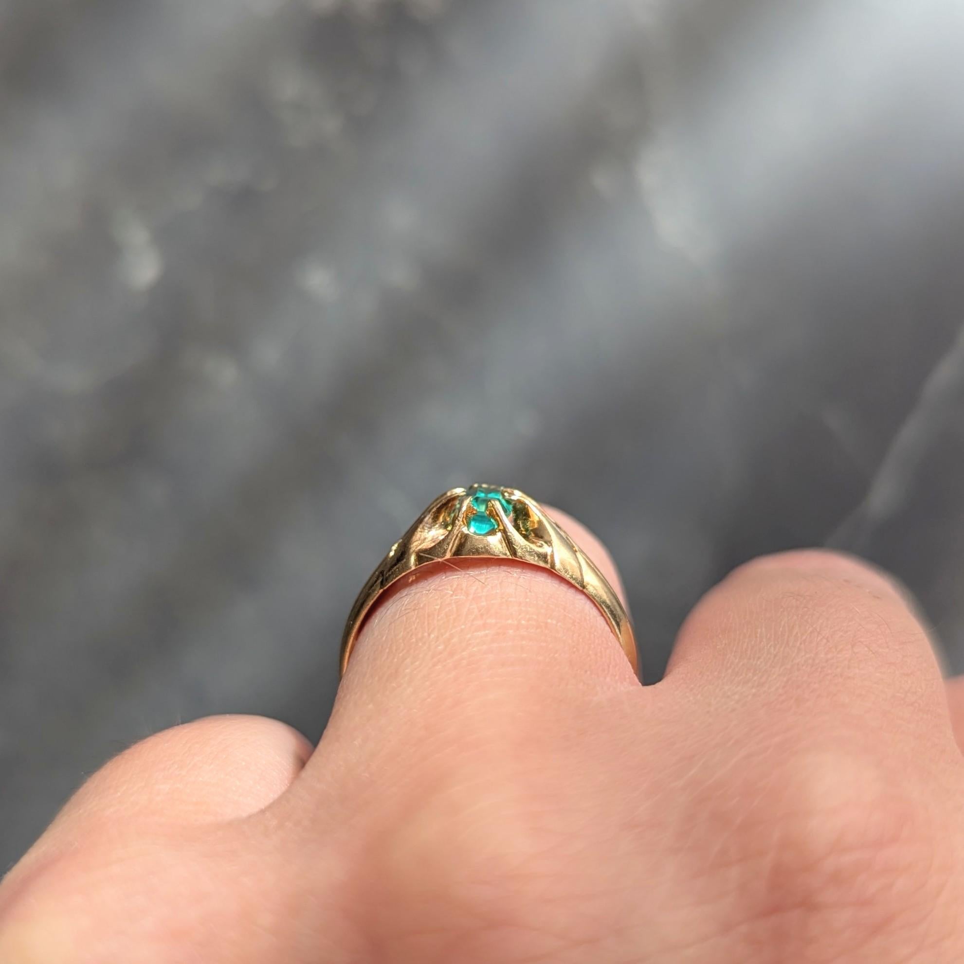 Victorian Emerald 18 Karat Yellow Gold Antique Belcher Ring