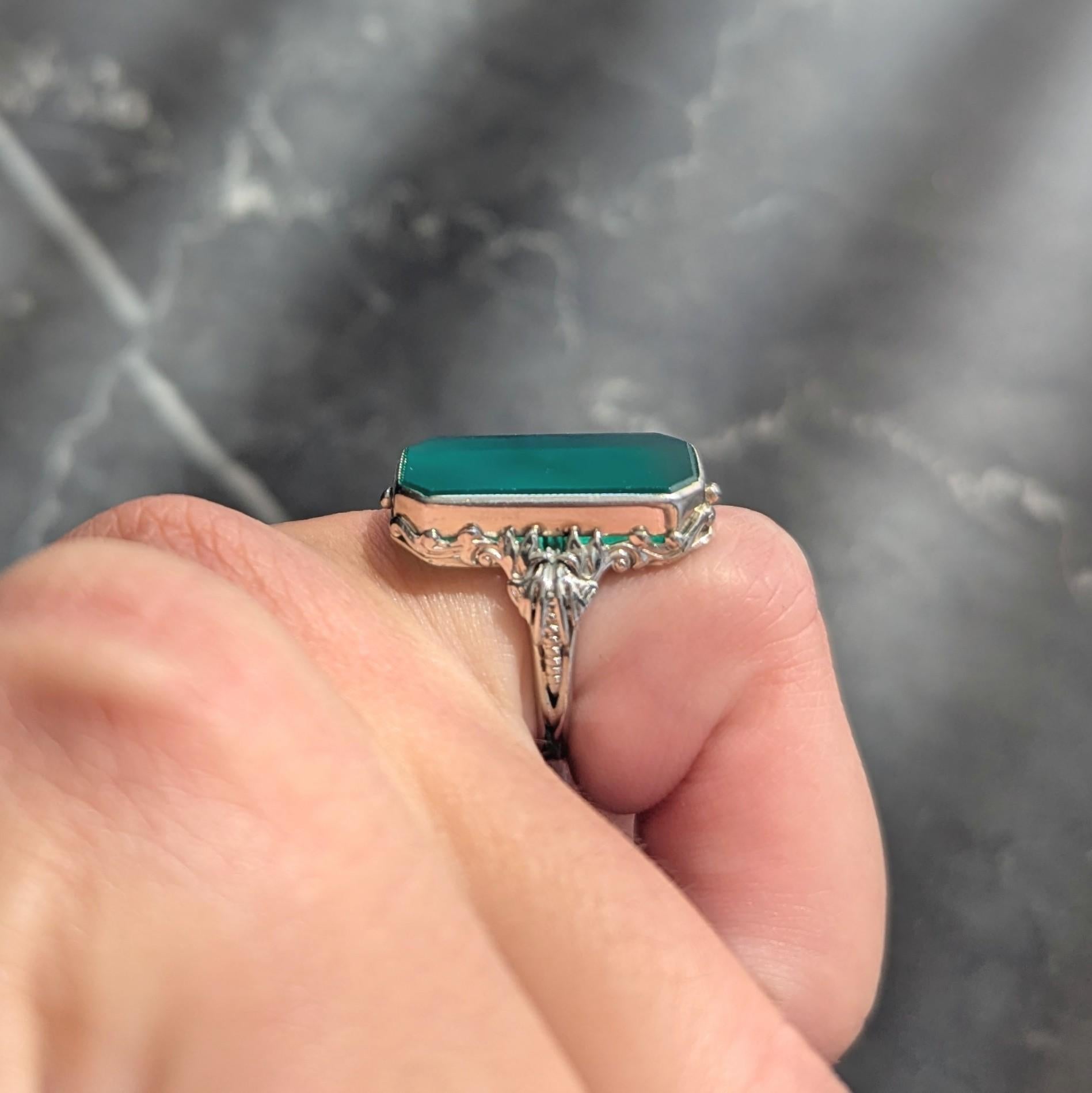 Art Deco Chrysoprase 18 Karat White Gold Vintage Signet Ring