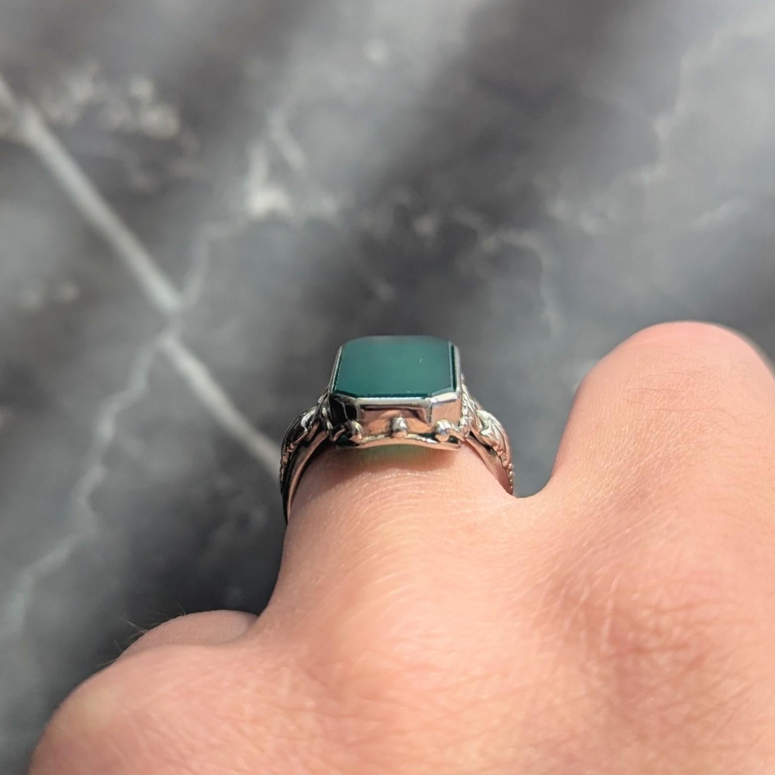 Art Deco Chrysoprase 18 Karat White Gold Vintage Signet Ring