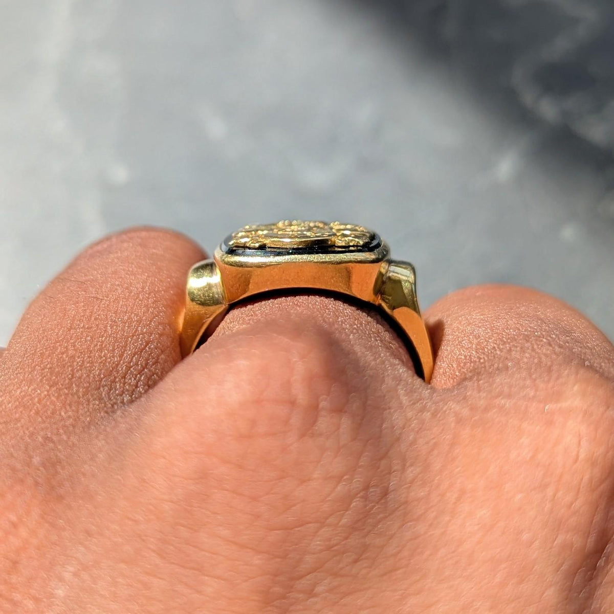 1970's Onyx 18 Karat Yellow Gold Vintage Heraldic Crest Unisex Signet Ring