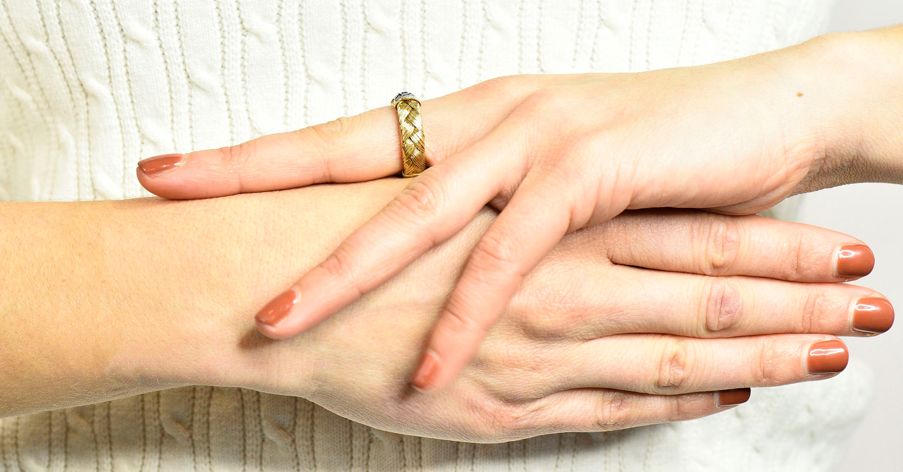 Vintage 0.87 CTW Sapphire Diamond 18 Karat Gold Wheat Band RingRing - Wilson's Estate Jewelry