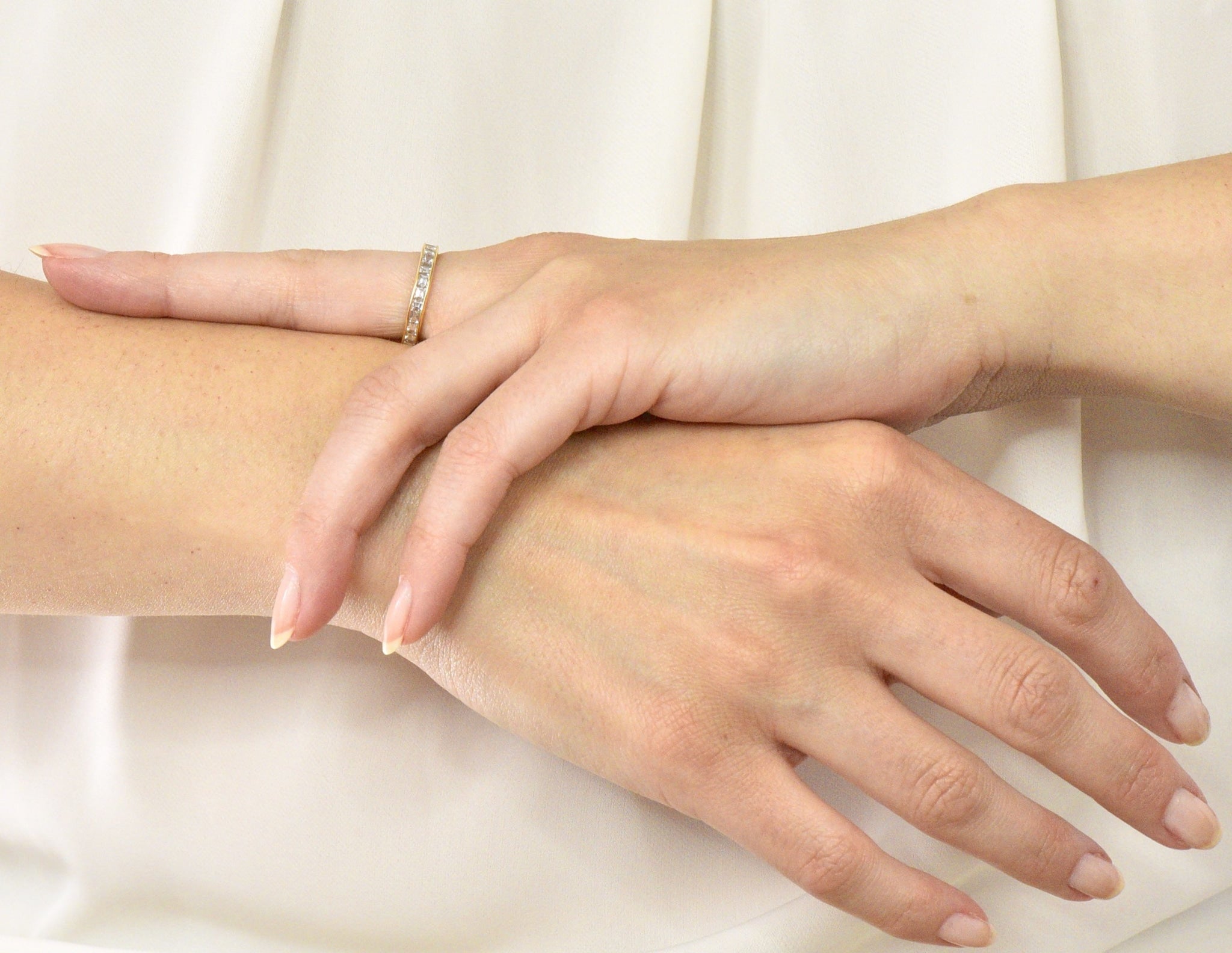 Sleek Oscar Heyman Contemporary 1.35 CTW Square Step Cut Diamond 18 Karat Gold Eternity Band - Wilson's Estate Jewelry