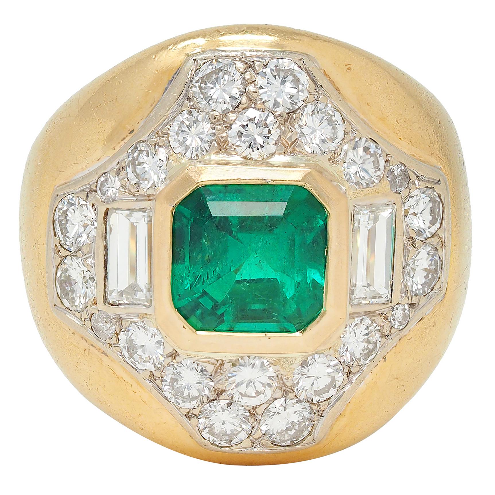 French 1960's Colombian Emerald Diamond 18 Karat Yellow Gold Vintage Bombé Ring