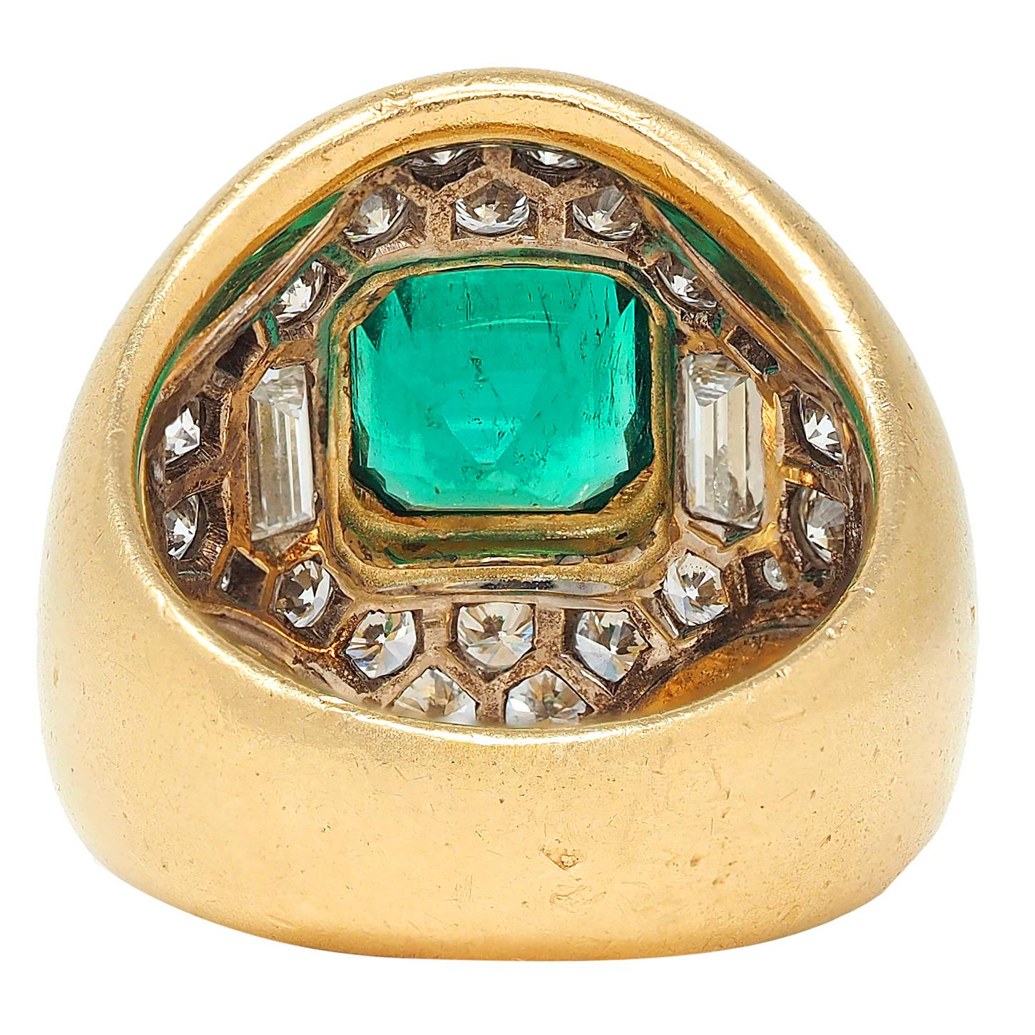 French 1960's Colombian Emerald Diamond 18 Karat Yellow Gold Vintage Bombé Ring