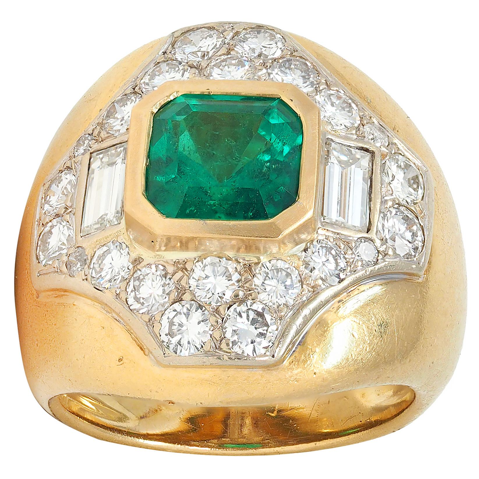 French 1960's Colombian Emerald Diamond 18 Karat Yellow Gold Vintage Bombé Ring