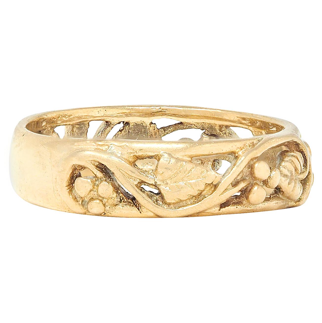Art Nouveau 14 Karat Yellow Gold Antique Scrolling Berry Vine Band Ring