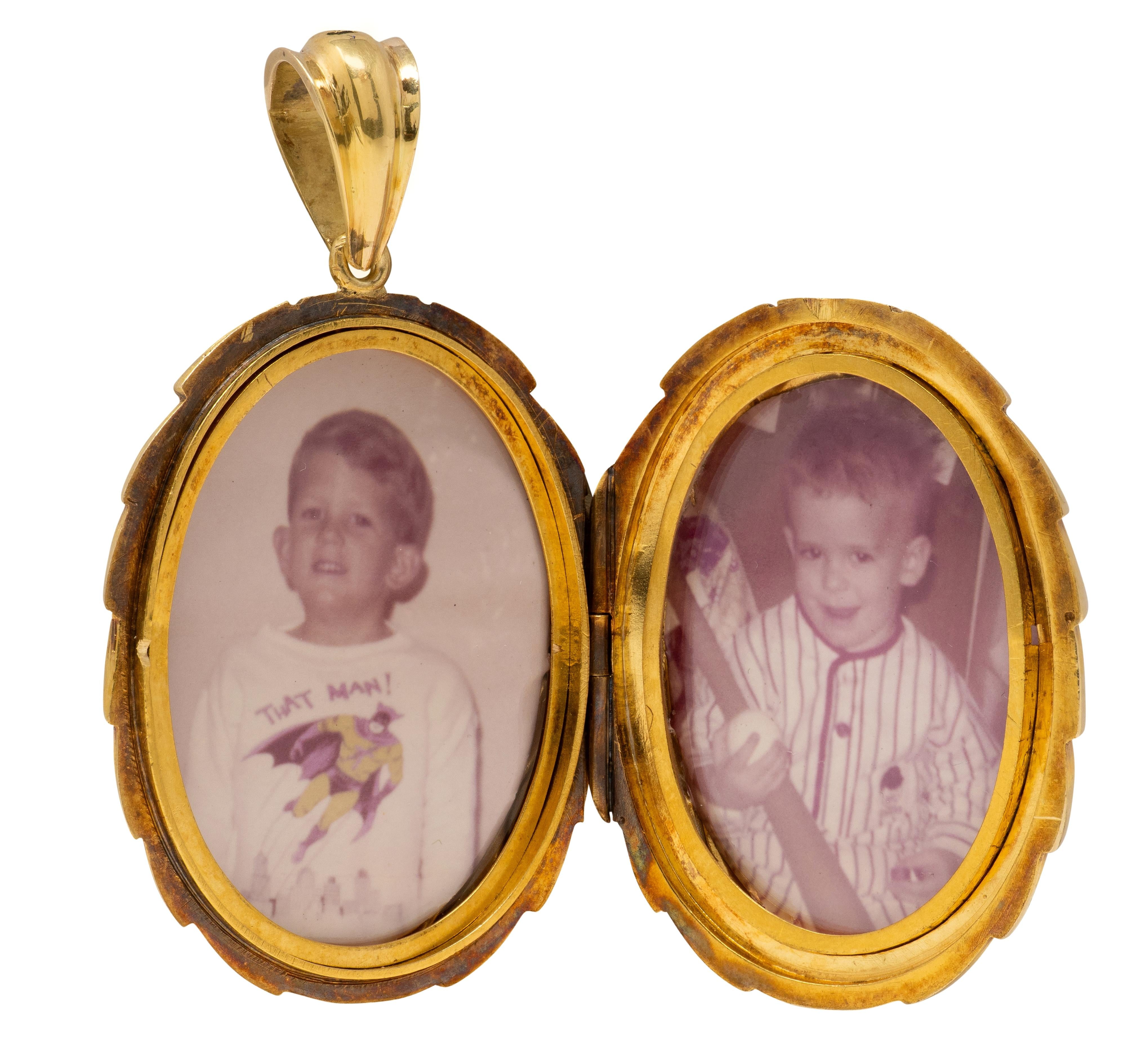 1950's 18 Karat Yellow Gold Vintage Feather Photo Locket Pendant