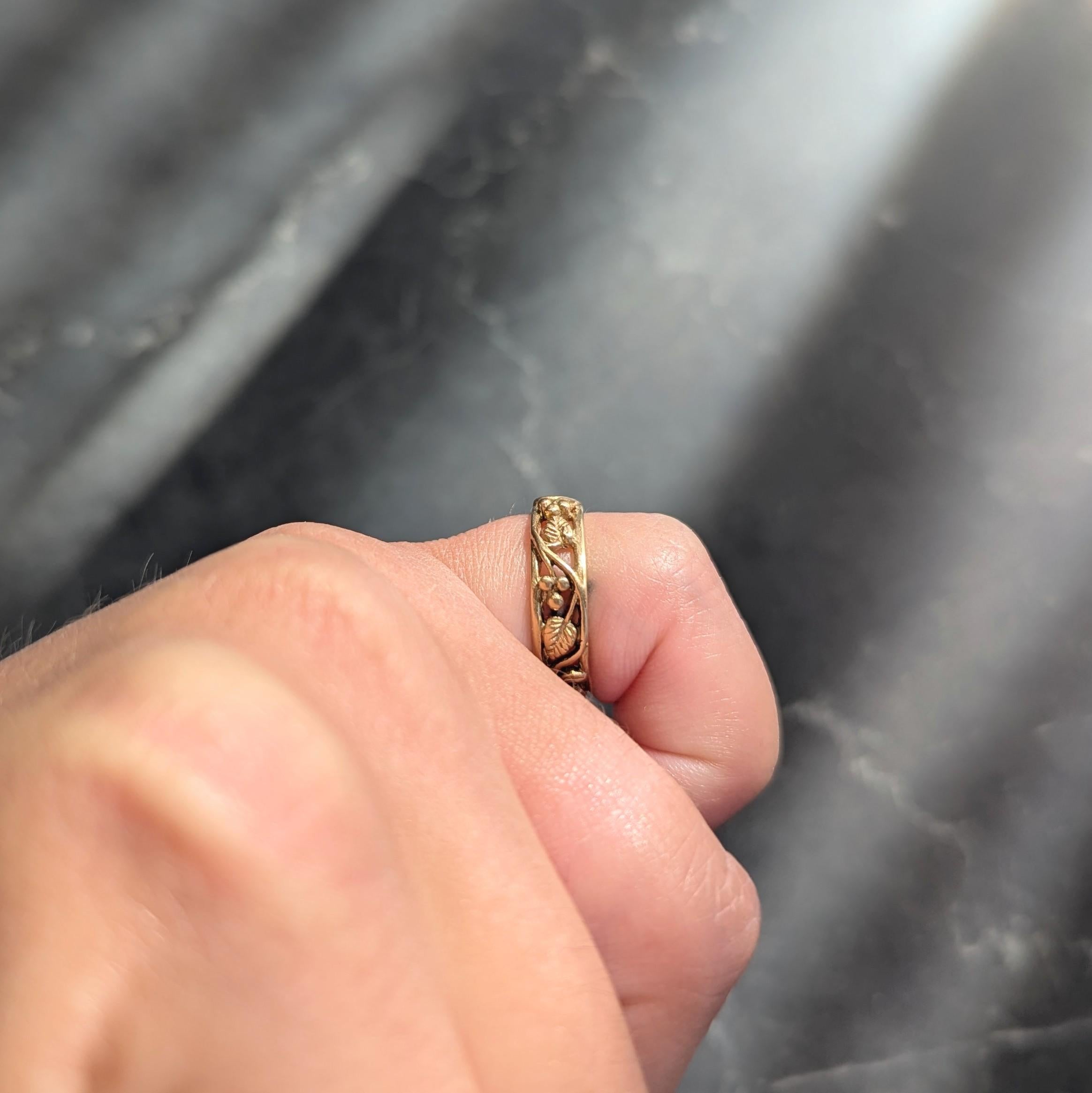 Art Nouveau 14 Karat Yellow Gold Antique Scrolling Berry Vine Band Ring