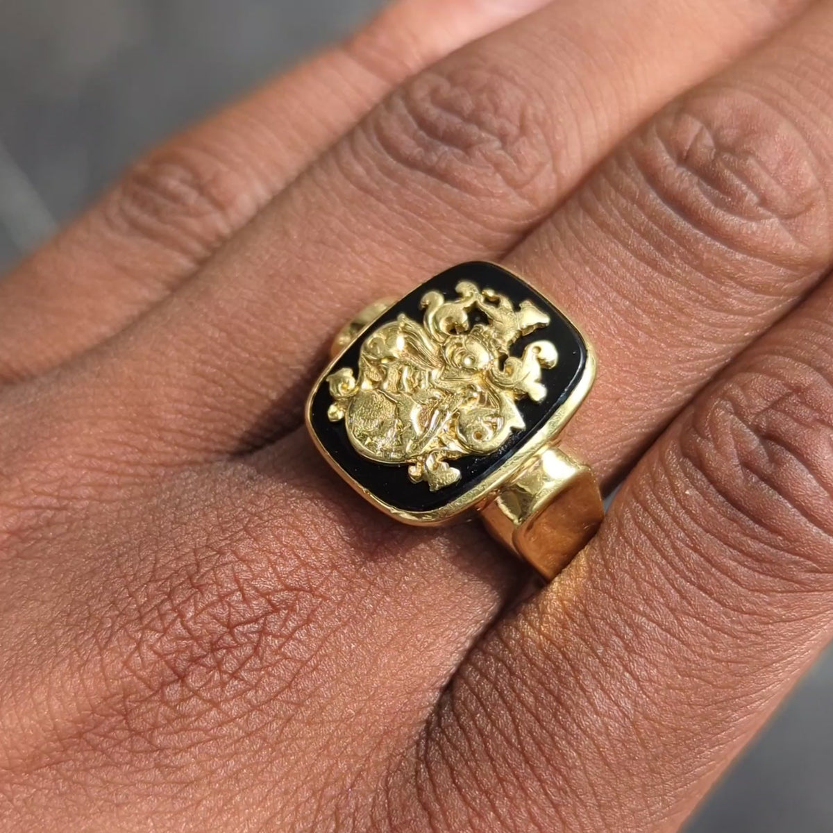 1970's Onyx 18 Karat Yellow Gold Vintage Heraldic Crest Unisex Signet Ring