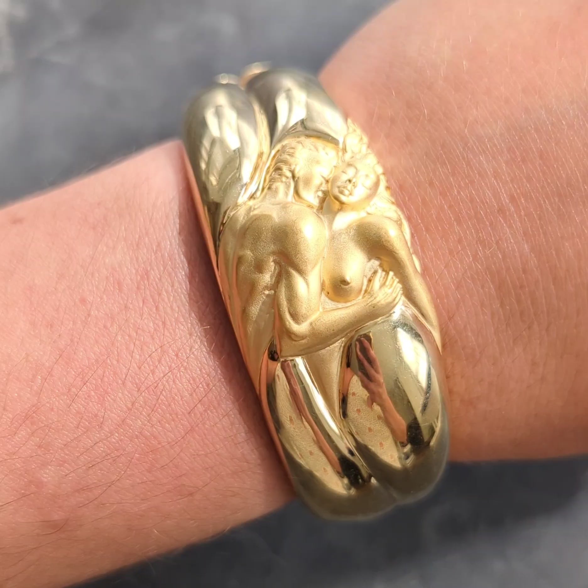 Carrera Y Carrera 2000's 18 Karat Yellow Gold Vintage Eden Bangle Bracelet