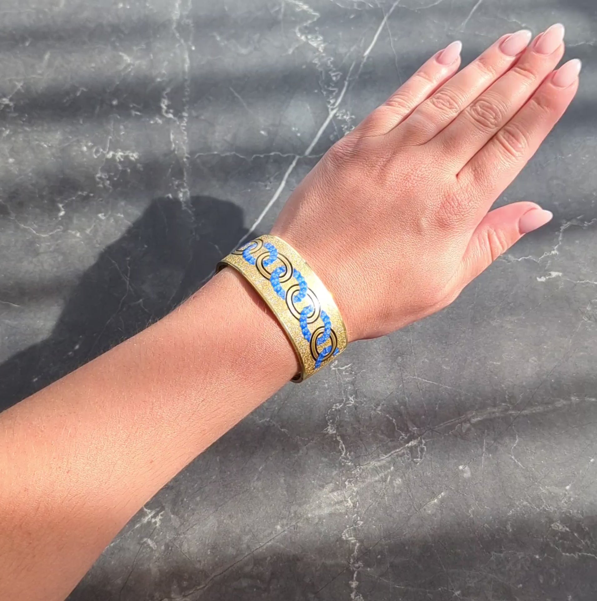 Victorian Enamel 18 Karat Yellow Gold Antique Forget-Me-Not Bangle Bracelet