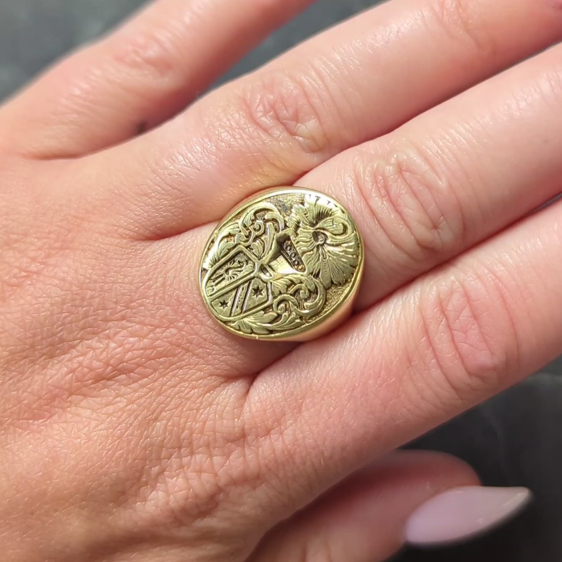 Allsopp Victorian 18 Karat Yellow Gold Antique Heraldic Crest Unisex Signet Ring